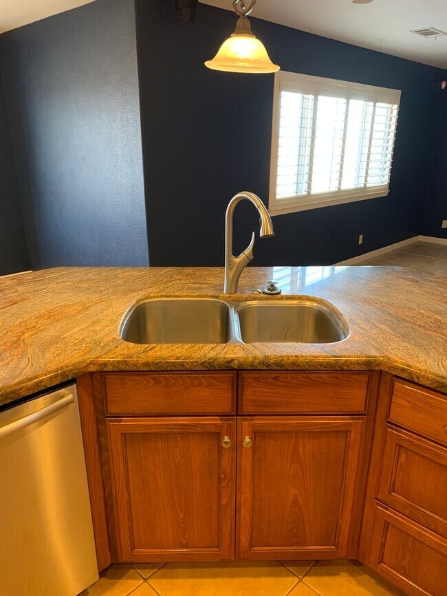Building Photo - 5 Bd 4.5 Ba Country Home