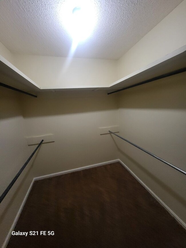 Building Photo - 3 bedroom, 2 bath home