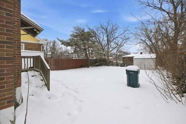 Building Photo - West Price Hill- Adorable 2 bedroom 1 Bath