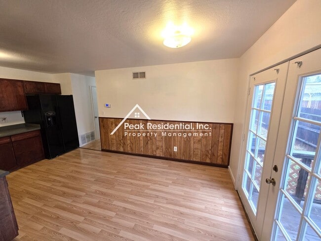 Building Photo - Nice Sacramento 2bd/1ba Duplex!