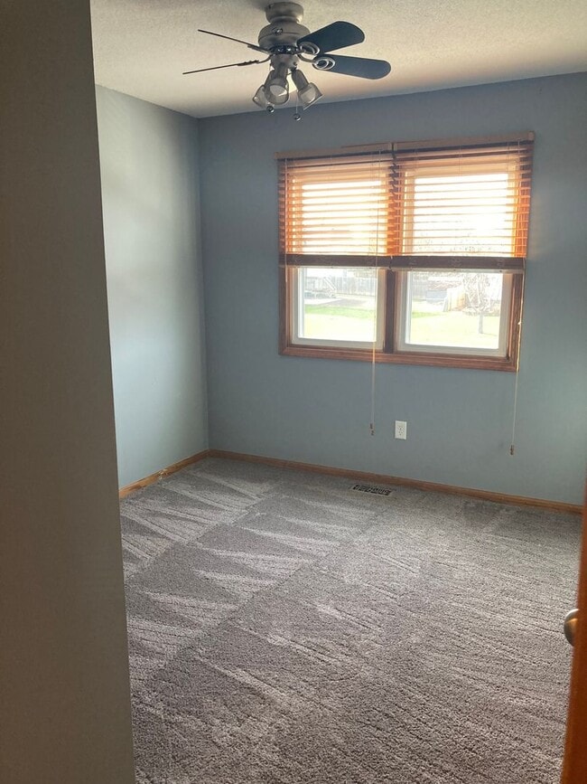 Building Photo - Spacious 3 Bedroom 2.5 Bath Home- Located ...