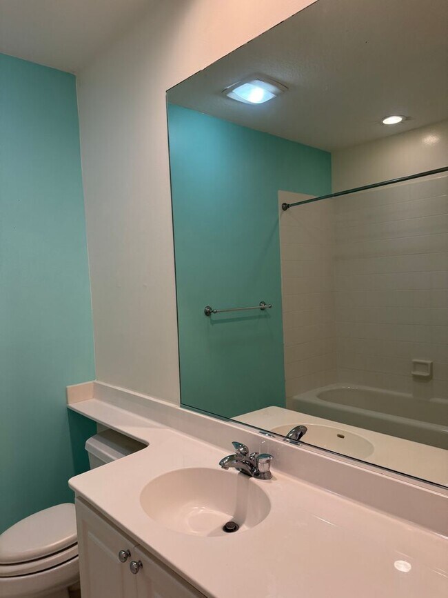 Building Photo - Lakeside Luxury Living in Island Walk – 3B...
