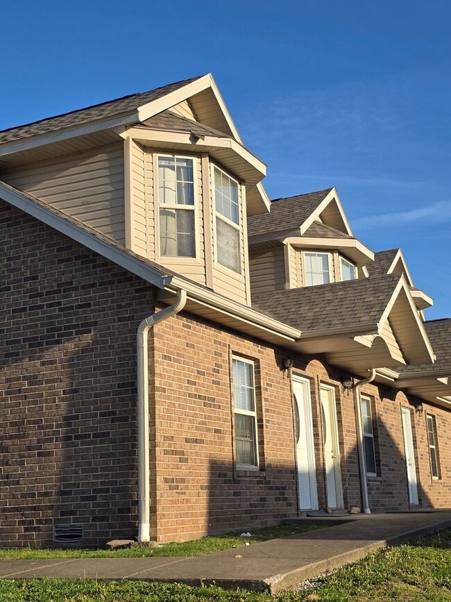 Building Photo - Capri Townhomes