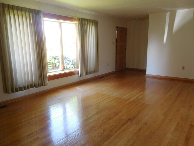 Building Photo - 9083 Meadowbrook Cir