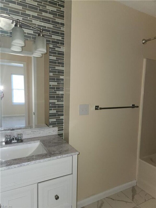 Building Photo - Newly Renovated Condo in Salem