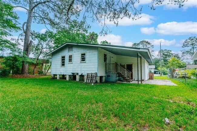Building Photo - 100 Esplanade Ave