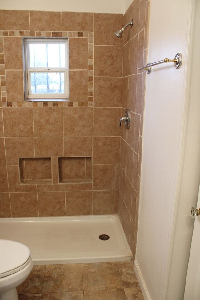 Building Photo - 2 BEDROOM DUPLEX