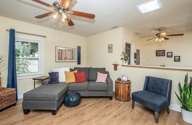 Building Photo - This 1bed/1bath bungalow comes with a BONU...