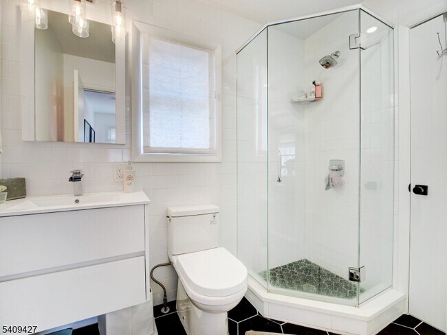 Building Photo - 415 Orange Rd