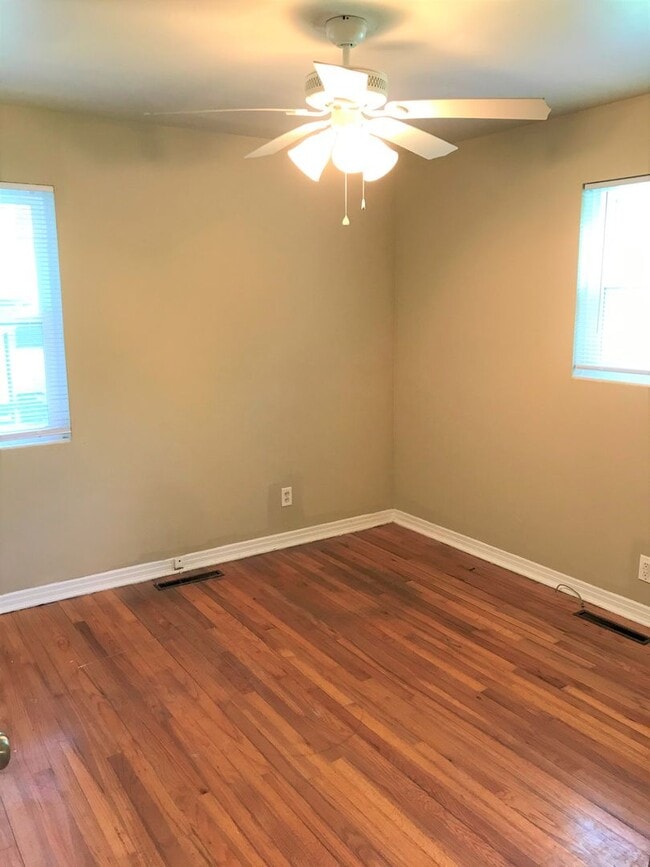 Building Photo - 215 Bamboo Dr