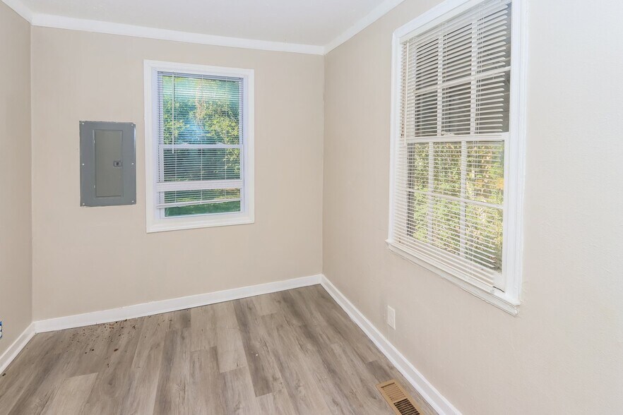 Building Photo - 211 Meadowdale Dr