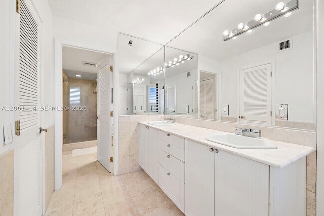 Building Photo - 2575 S Bayshore Dr