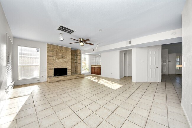 Building Photo - 15614 Barbarossa Dr