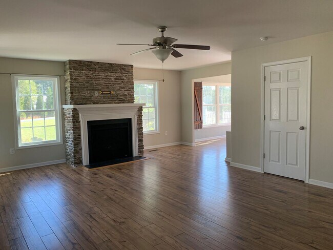 Building Photo - 4 Bedroom House in Madison Heights