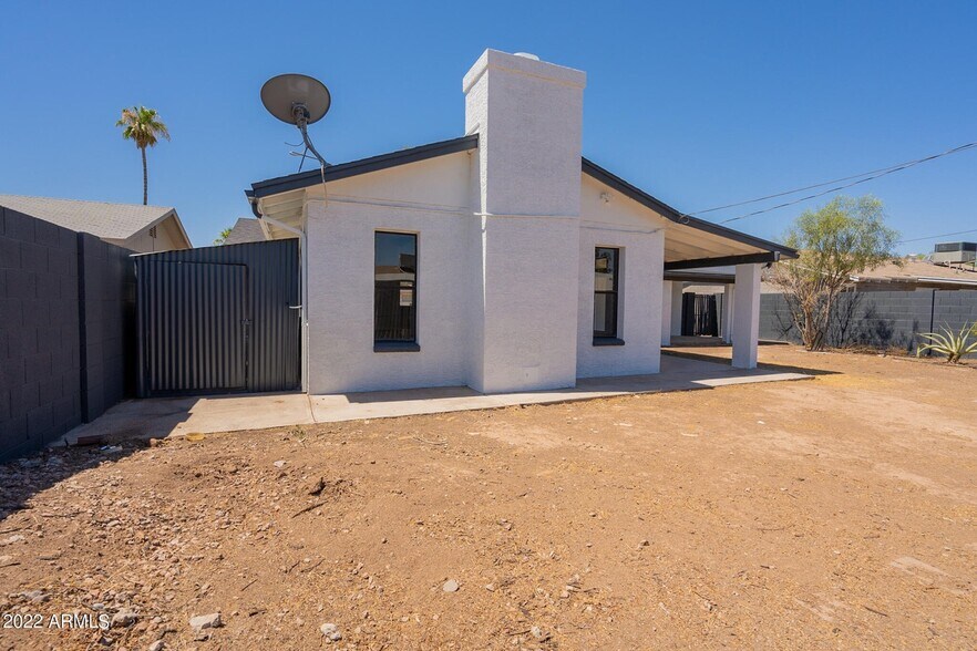 Building Photo - 822 W 18th St