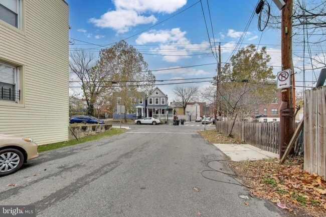 Building Photo - 628 Madison St NW