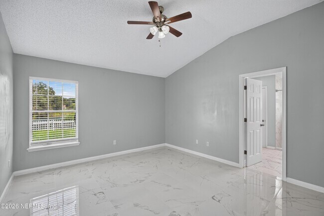 Building Photo - 490 Hillside Dr