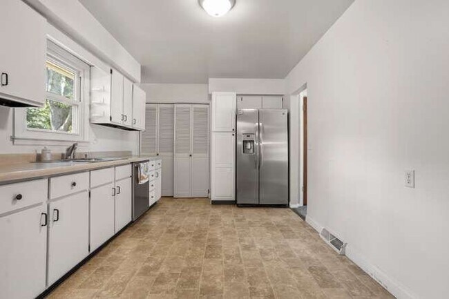 Building Photo - 2305 Glenoak Dr