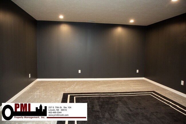 Building Photo - 256 N 105th St