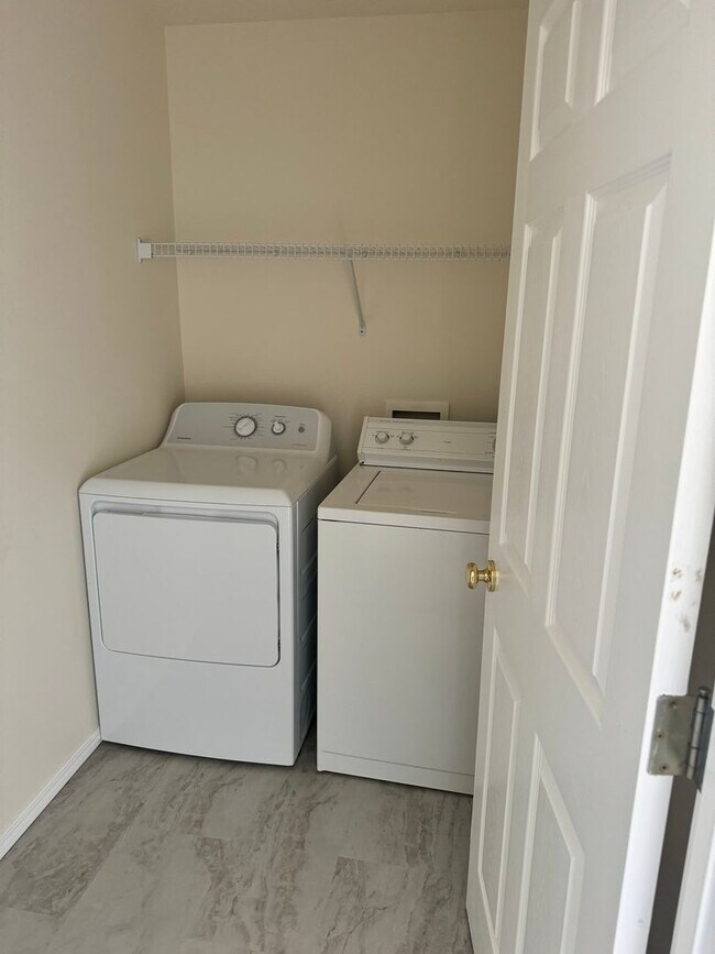 Building Photo - Beautiful 3 Bedroom in Grand Oaks Neighbor...