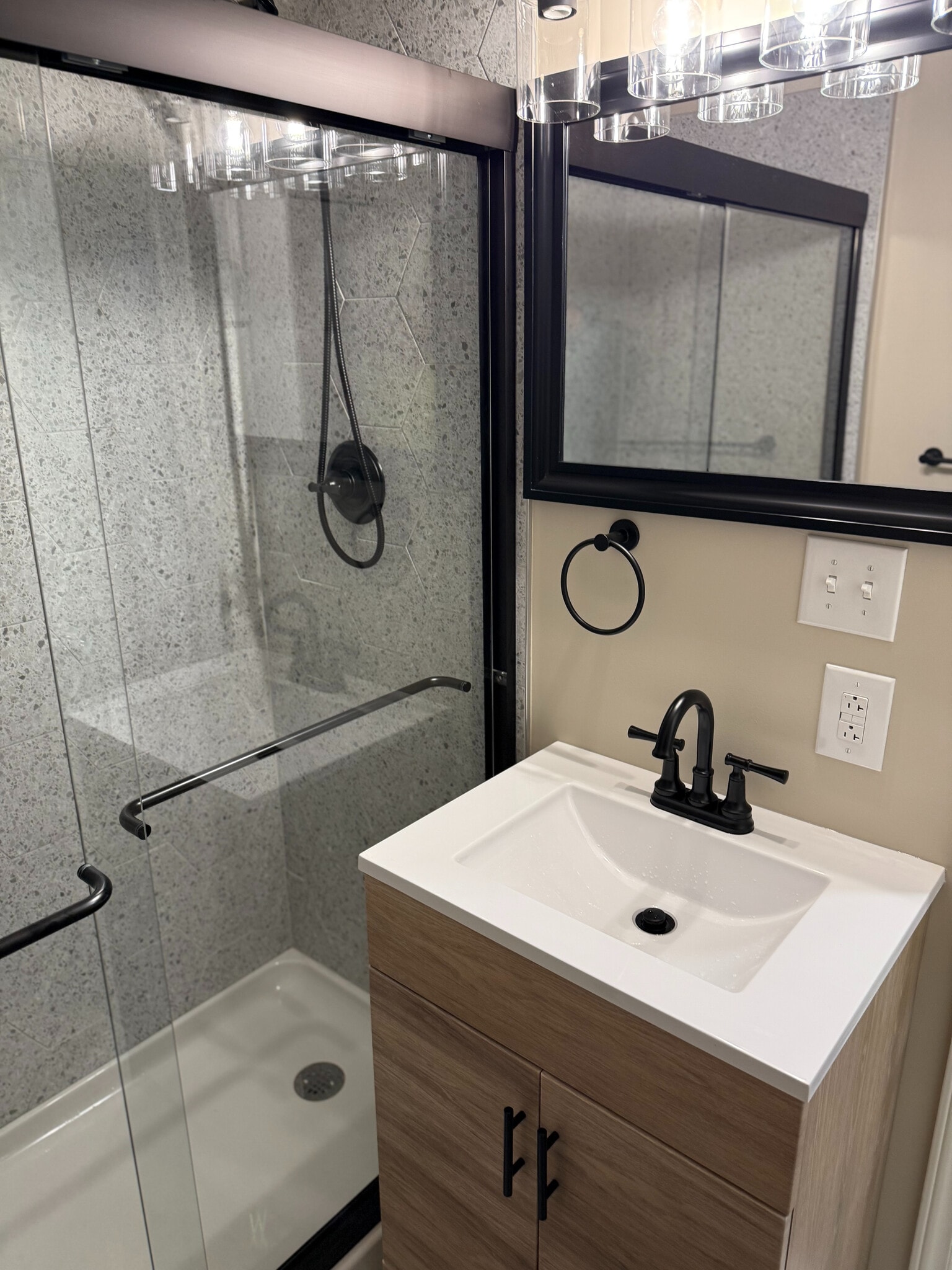 Building Photo - Room in Apartment on Liberty St