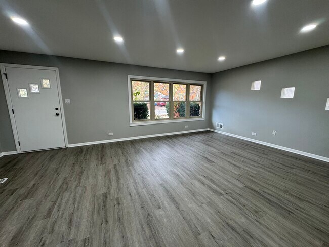 Building Photo - 5651 W 97th St