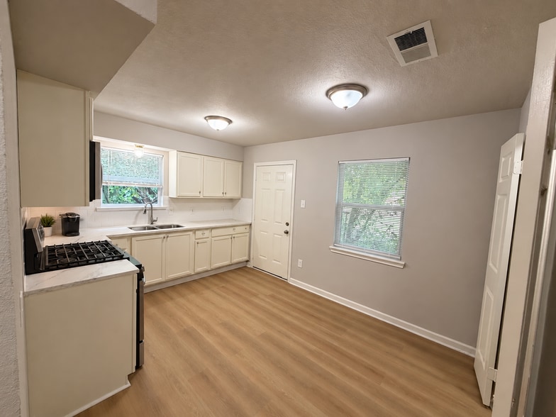 Building Photo - 4706 N Wayside Dr