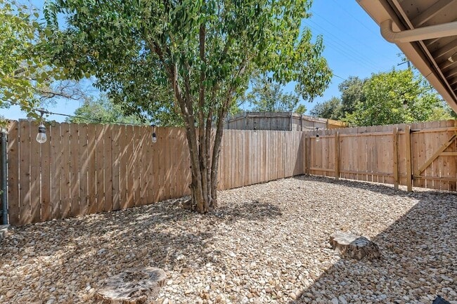 Building Photo - 9011 Quail Valley Dr