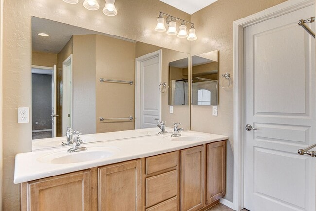 Building Photo - Gorgeous 4 bedroom near Aliante!