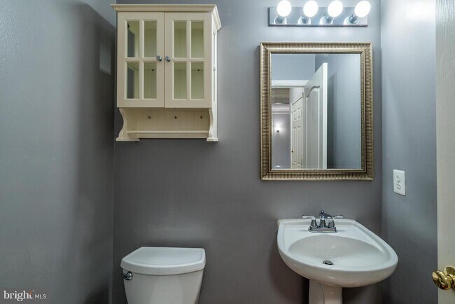 Building Photo - 43619 Dunhill Cup Square