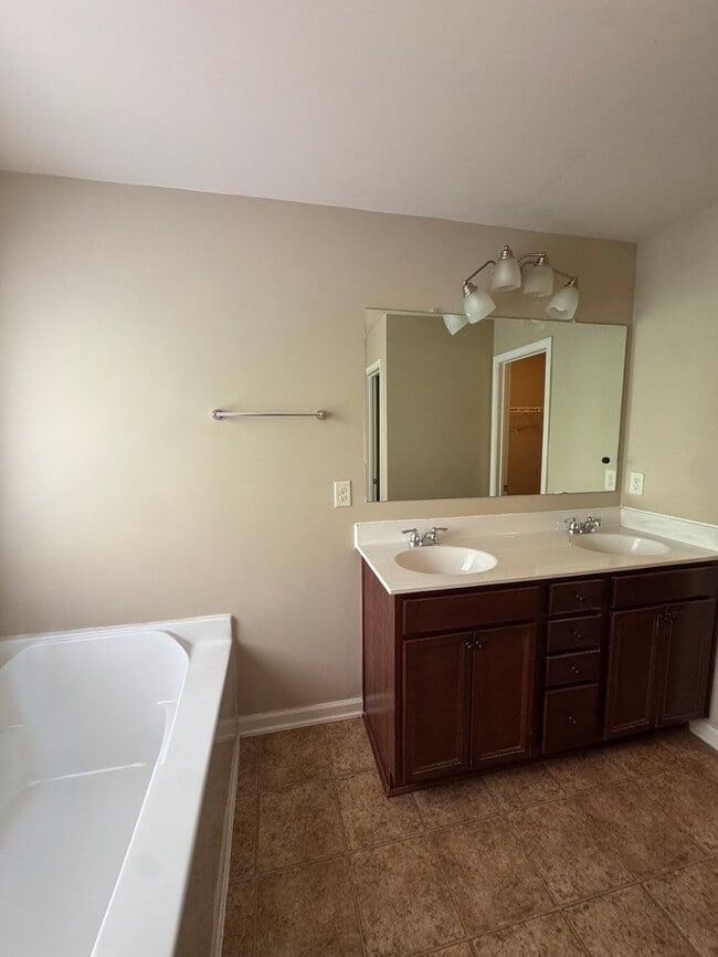 Building Photo - 836 Westmoreland Ln NE