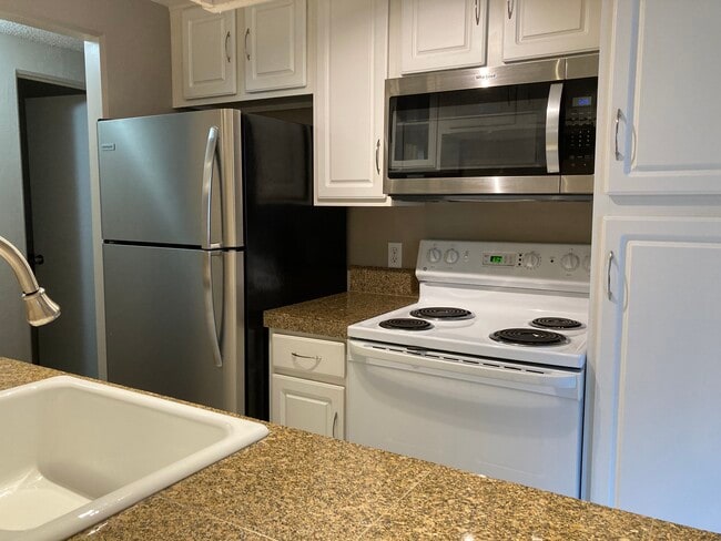 Kitchen - 830 E 11th Ave