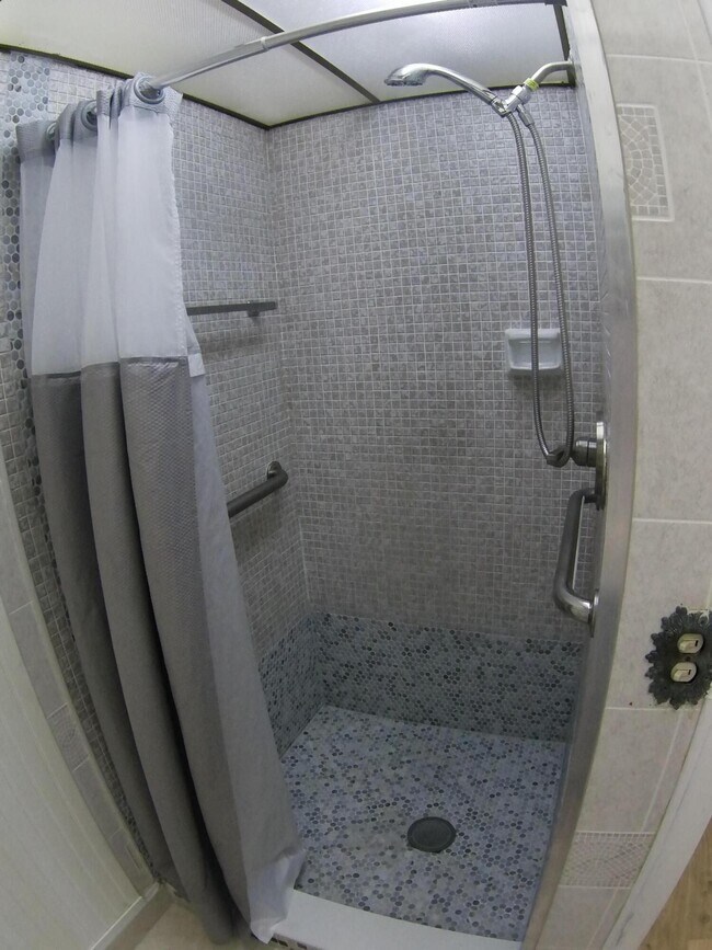 Building Photo - 556 Capri L