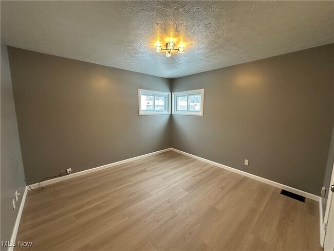 Building Photo - 294 N Edgehill Ave