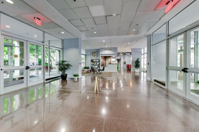 Building Photo - Well appointed Studio in PRIME location /All Utilities included