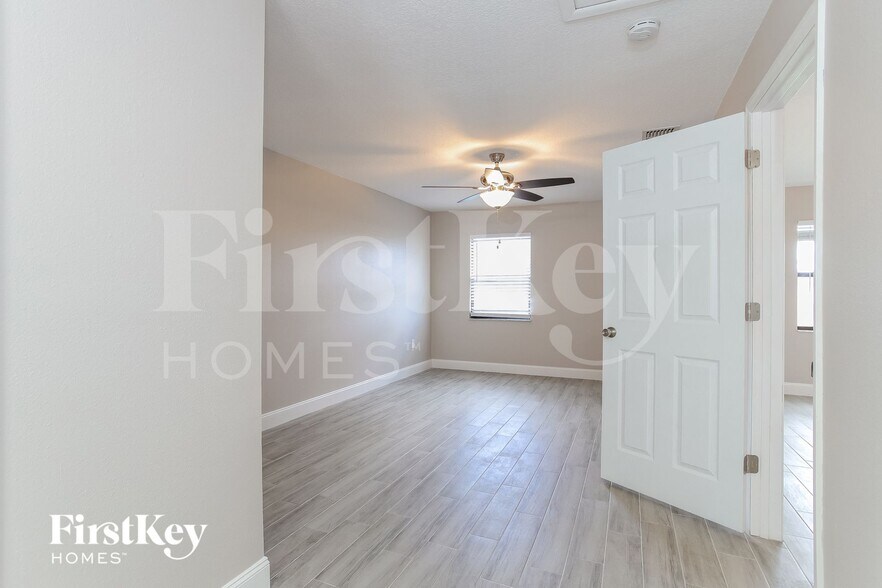 Building Photo - 1013 Dartmoor Pl