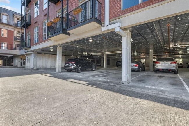 Building Photo - 560 Dutch Valley Rd NE