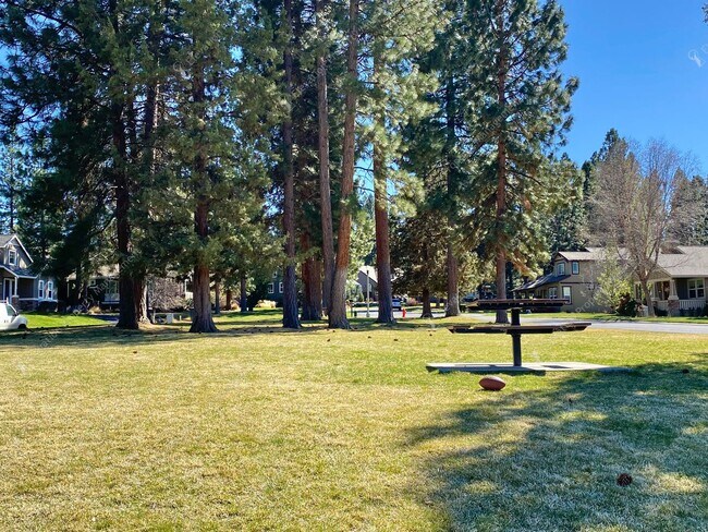 Building Photo - Charming and unique 2 BR in an upscale west Bend neighborhood