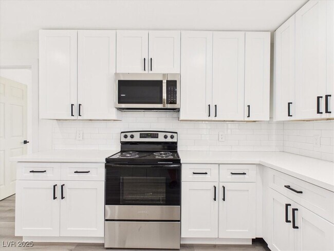 Building Photo - 5610 N Linda St