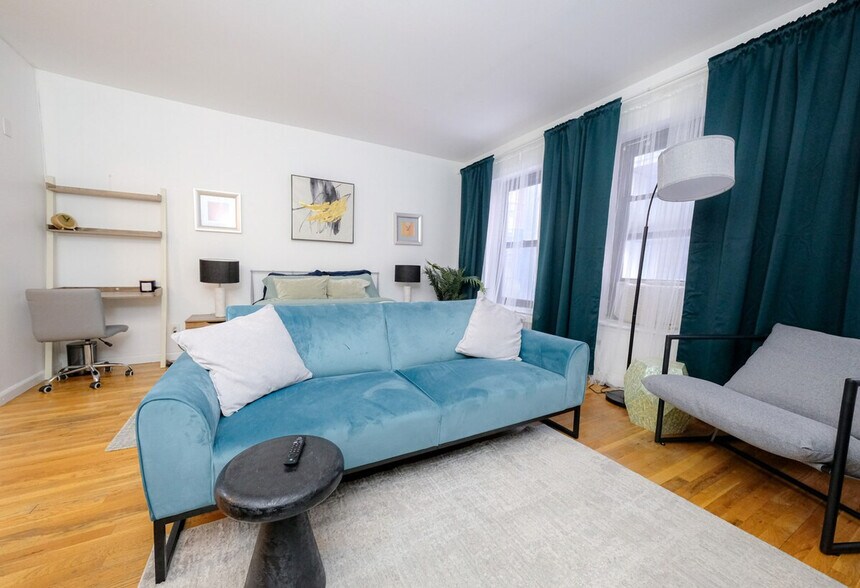 Building Photo - 305 E 95th St