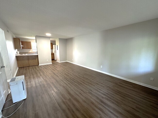 Building Photo - MODERN 2/1 TWN 2nd Story Unit w/ Washer/Dr...