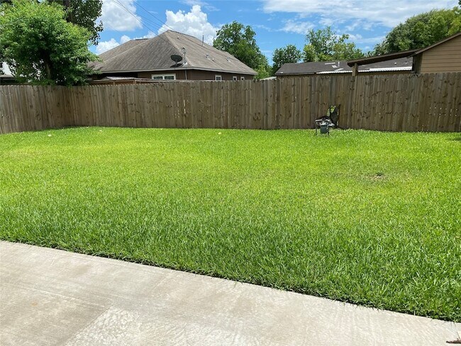 Building Photo - 5018 Kenilwood Dr