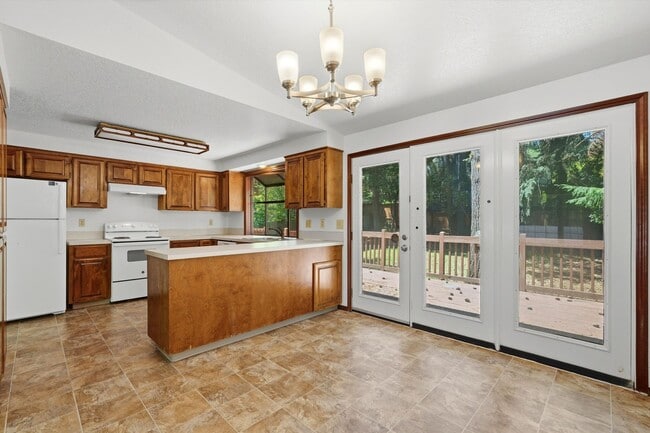 Building Photo - Sweet and spacious home in Beaverton with a garage and large fenced yard available now!