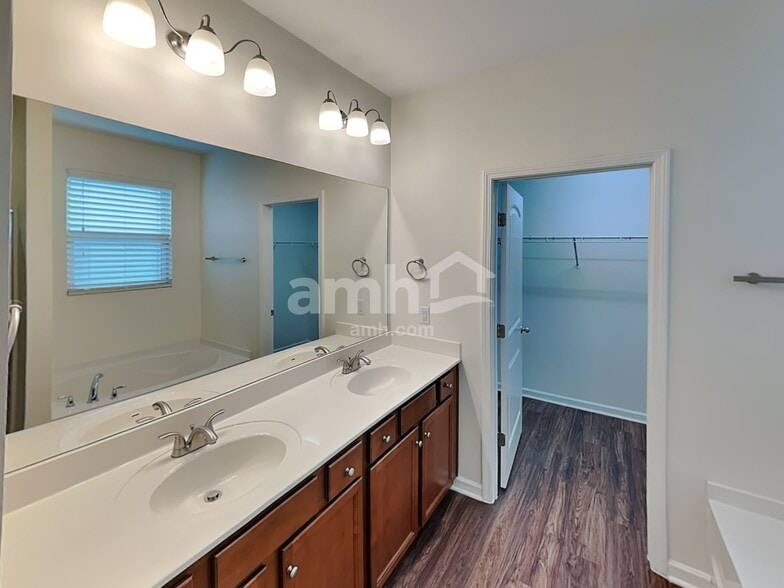 Building Photo - 3711 Community Cir
