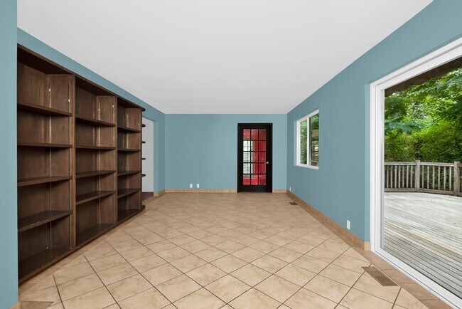 Building Photo - Cottage Lake RV Parking Garage/Shop Plus N...