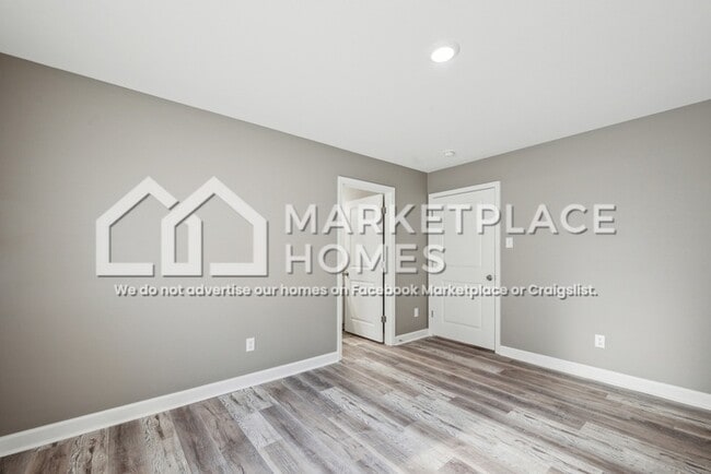 Building Photo - 1402 W 11th St
