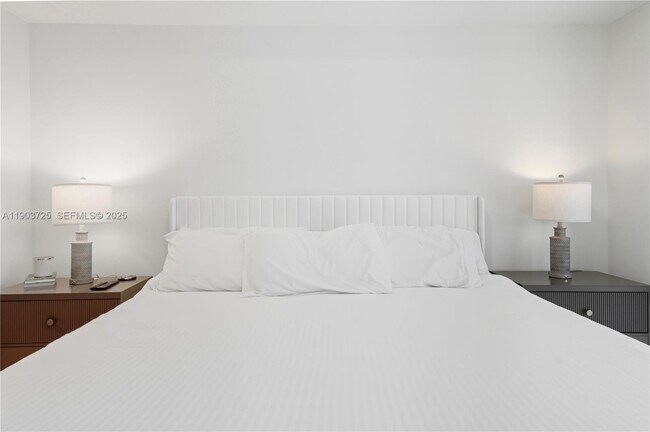 Building Photo - 1000 Brickell Plaza