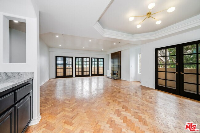 Building Photo - 120 S Palm Dr