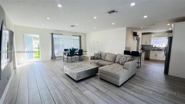 Building Photo - 911 N 14th Ave