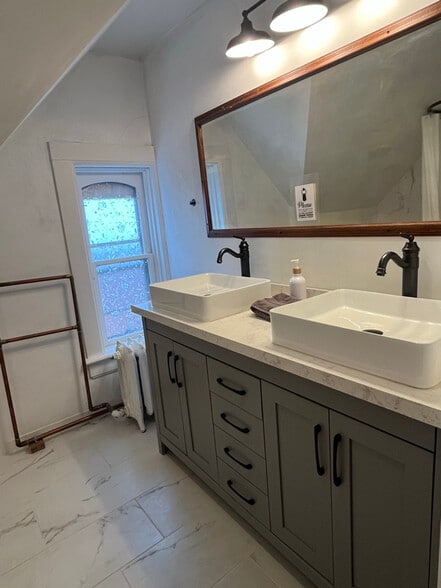 Building Photo - 811 Center St